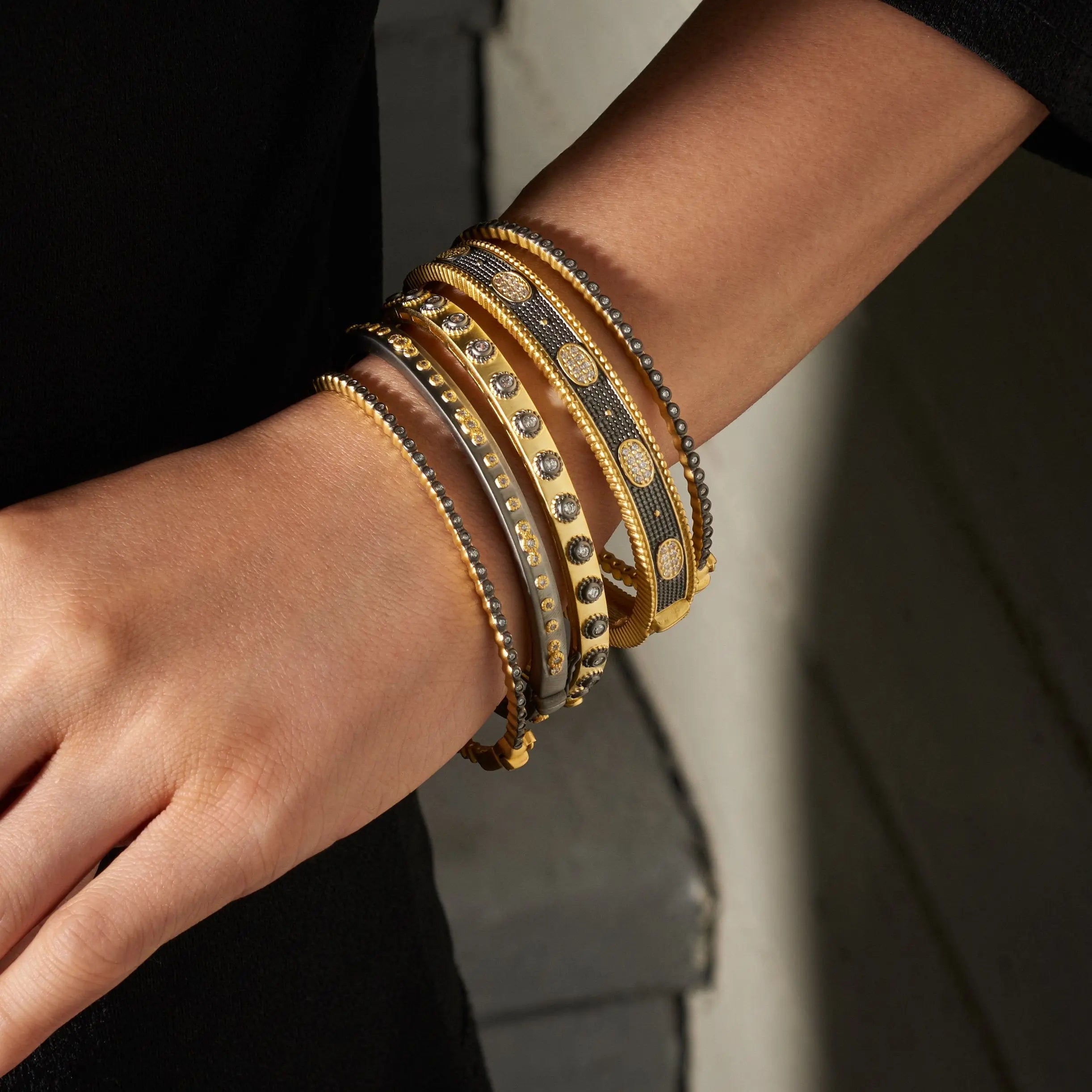 Signature Bezel Pavé Hinge Bangle Signature BRACELET