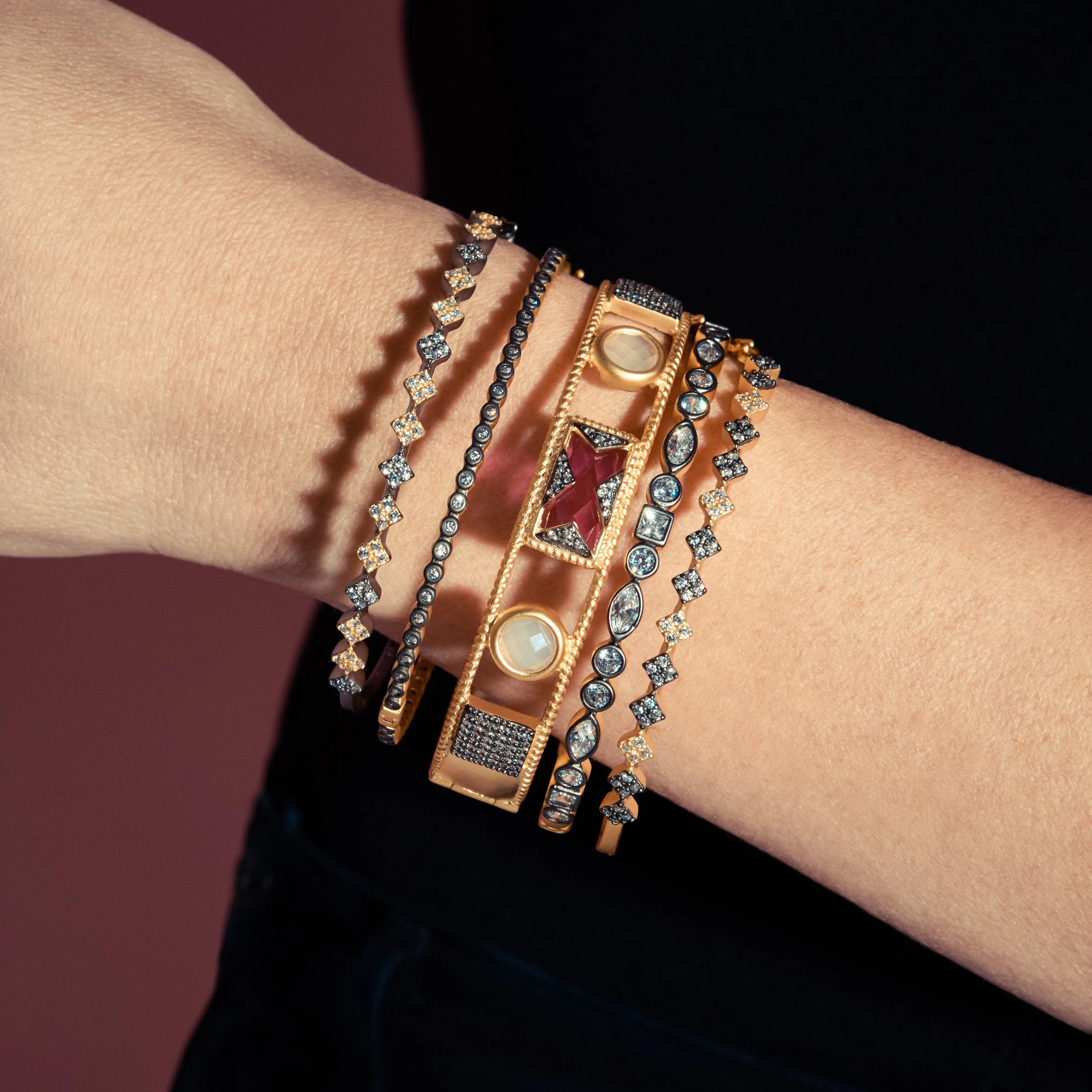 Signature Bezel Pavé Hinge Bangle Signature BRACELET