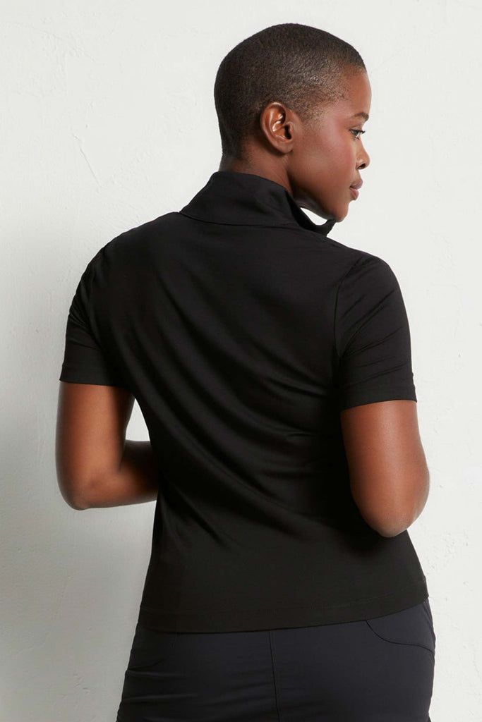 The Best Travel Top. Woman Showing the Back of a Serena Top in Black ||